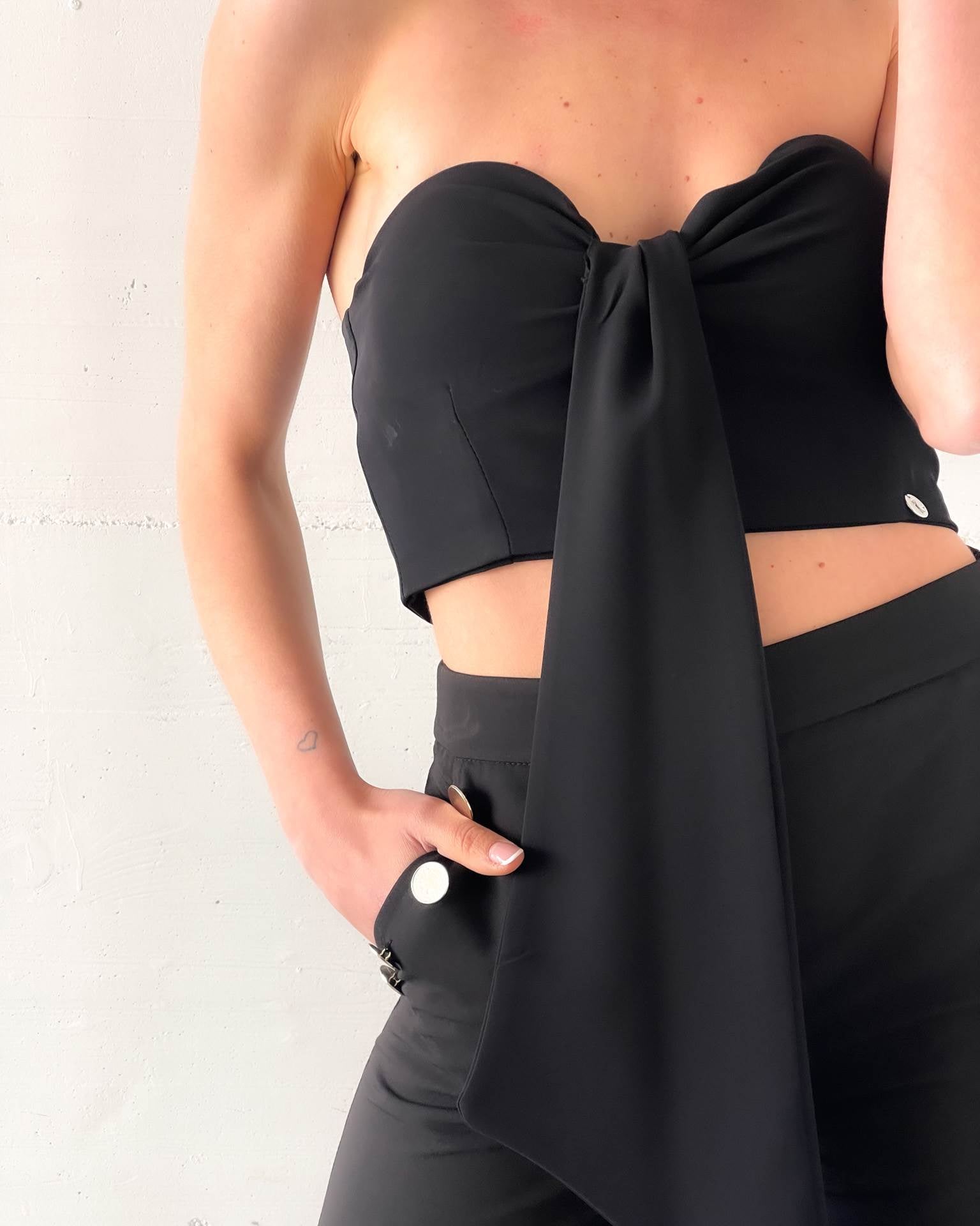 TOP SCOLLO A CUORE KONTATTO NERO