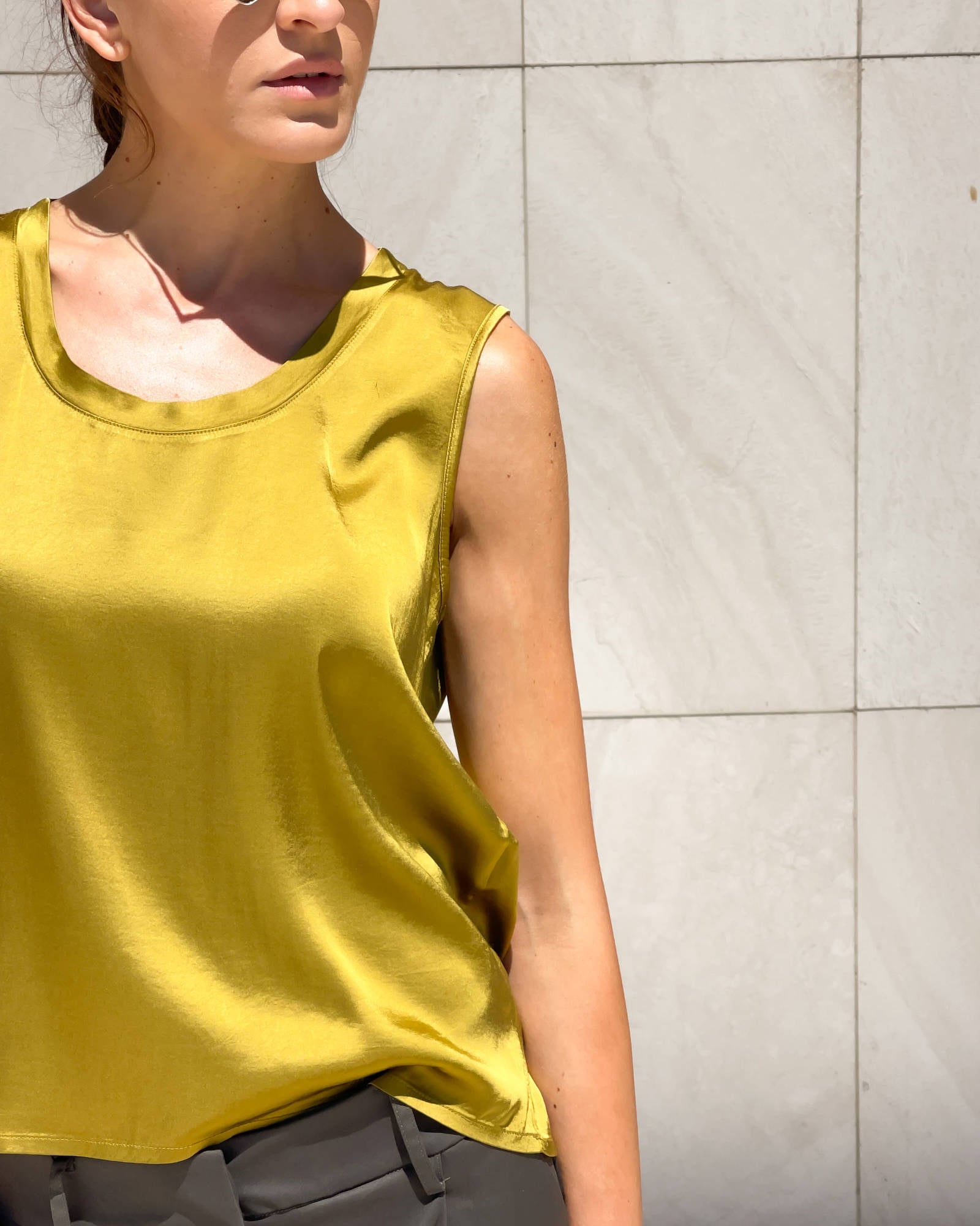 TOP SPALLA LARGA NORA IN SATIN CARDO