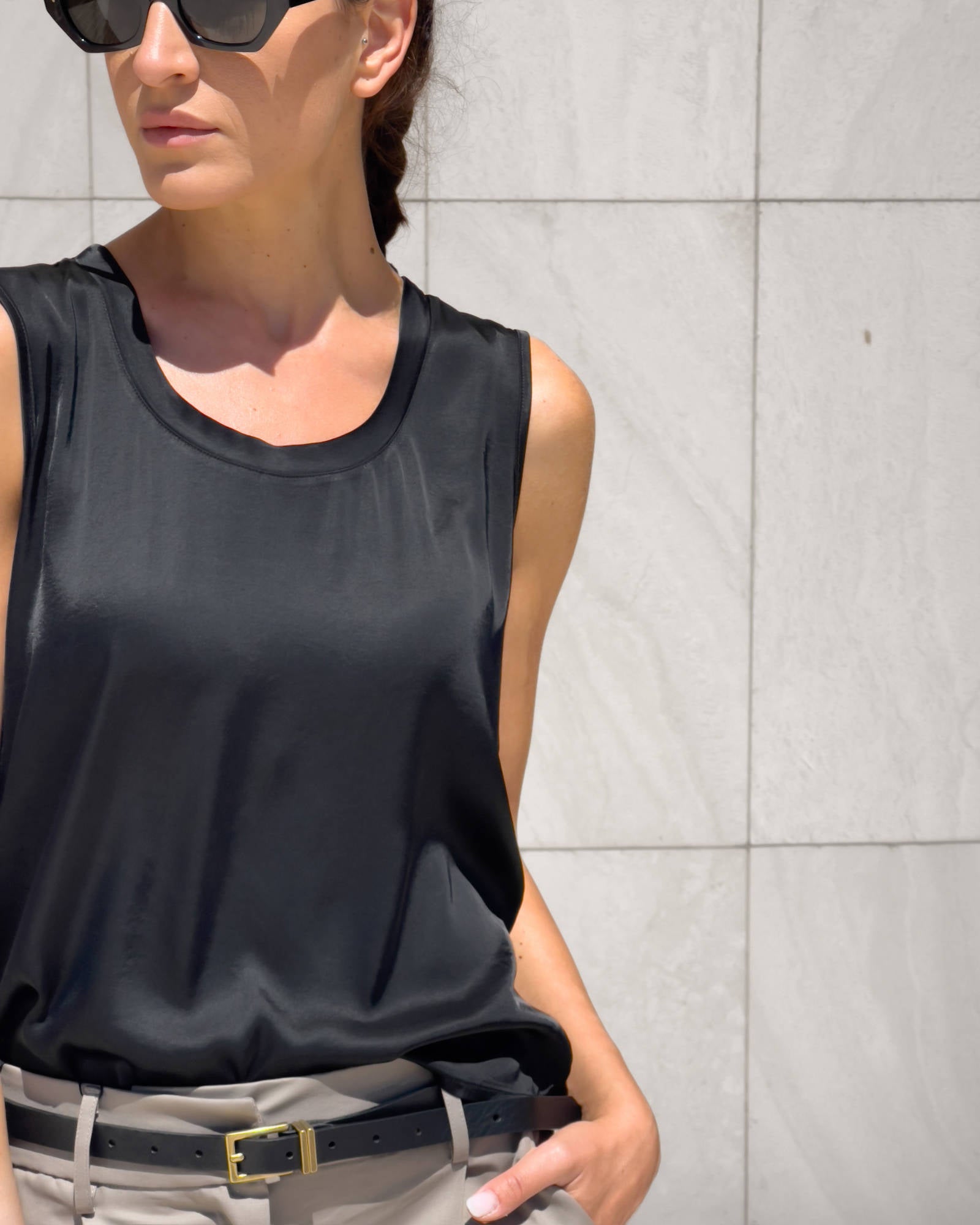 TOP SPALLA LARGA NORA IN SATIN NERO