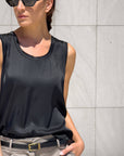 TOP SPALLA LARGA NORA IN SATIN NERO