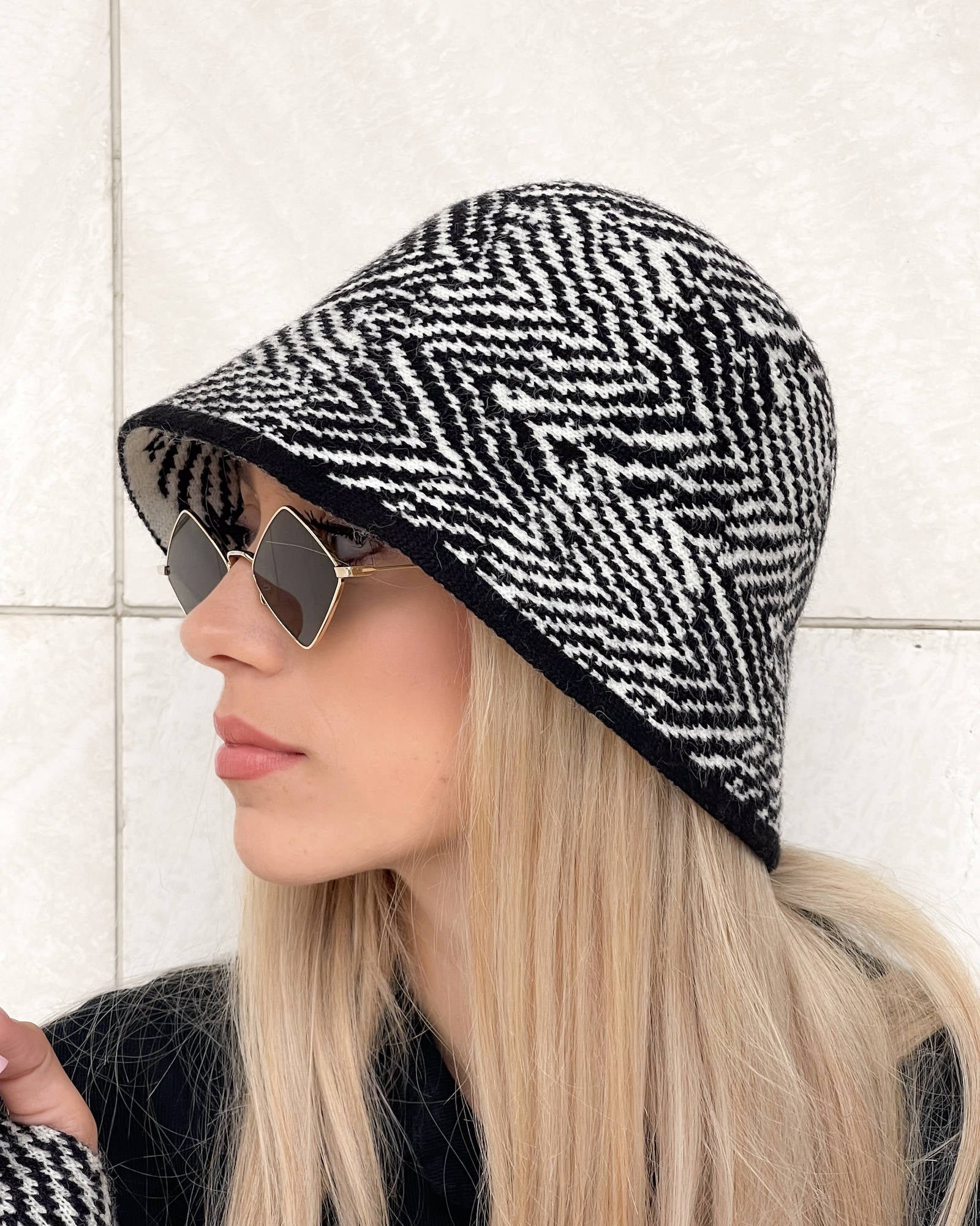 COPRICAPO CLOCHE SPINATO NERO