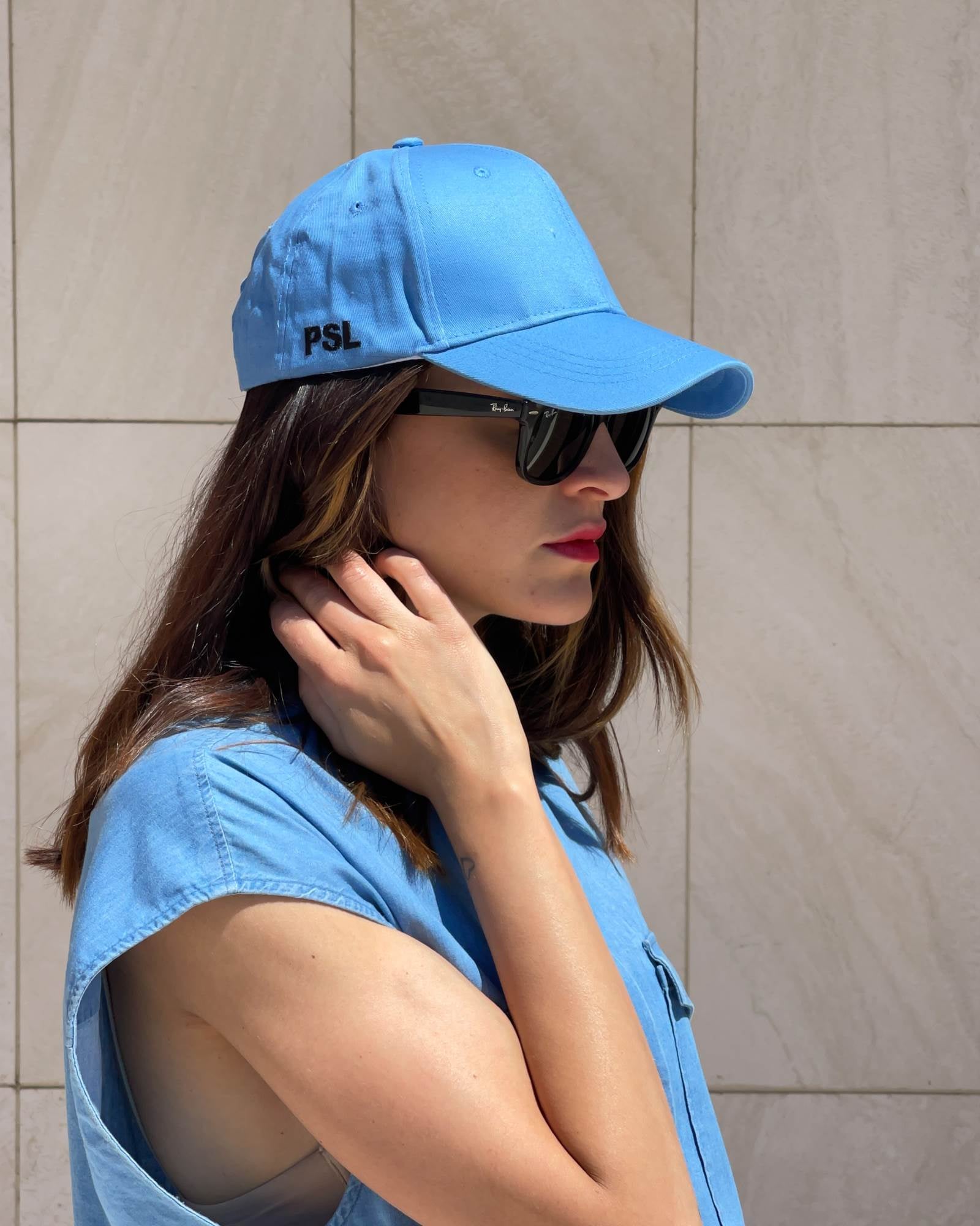 CAPPELLO CON VISIERA CELESTE