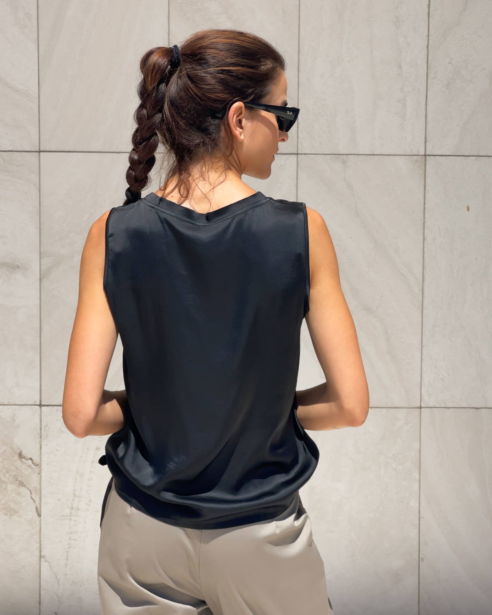 TOP SPALLA LARGA NORA IN SATIN NERO