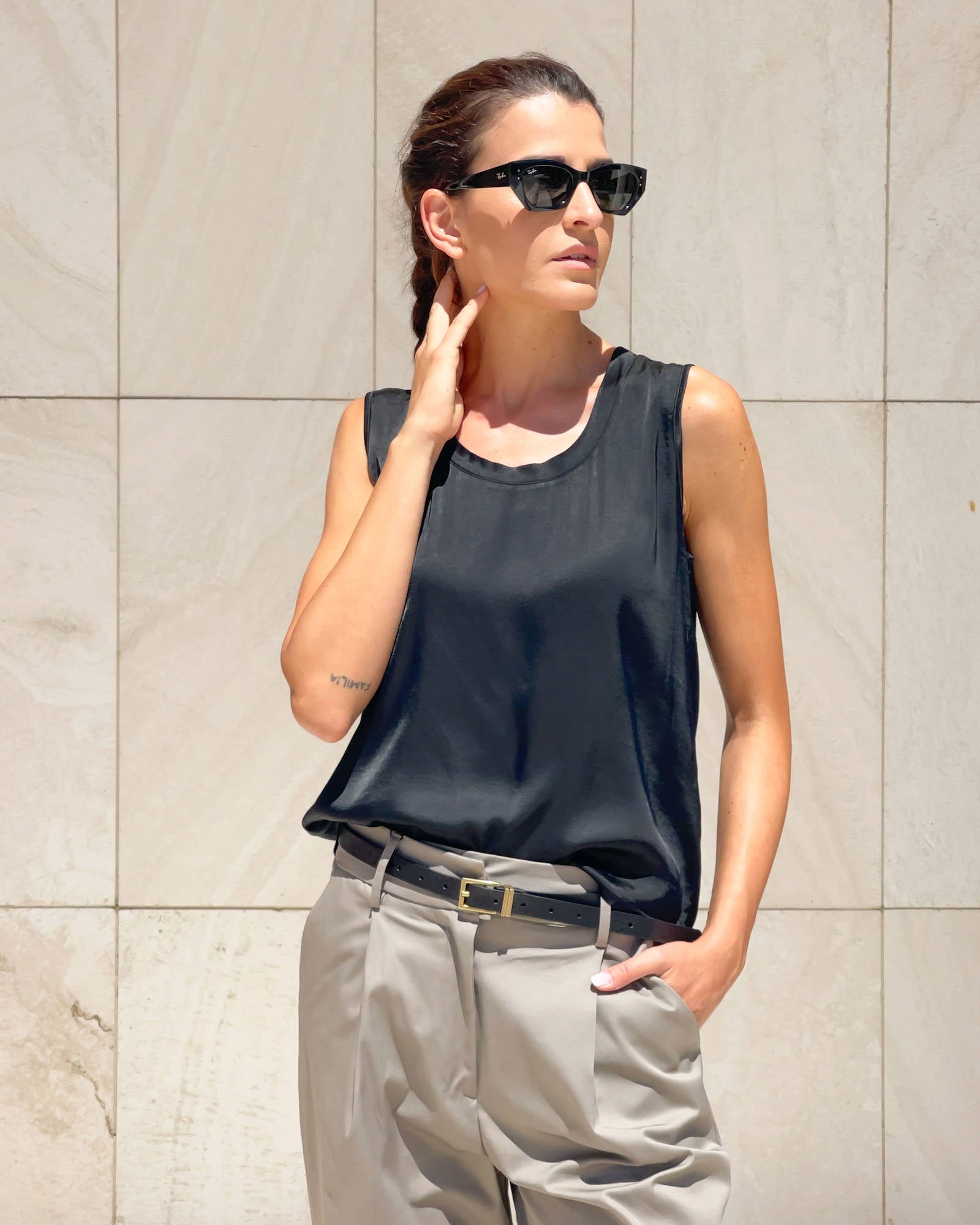 TOP SPALLA LARGA NORA IN SATIN NERO