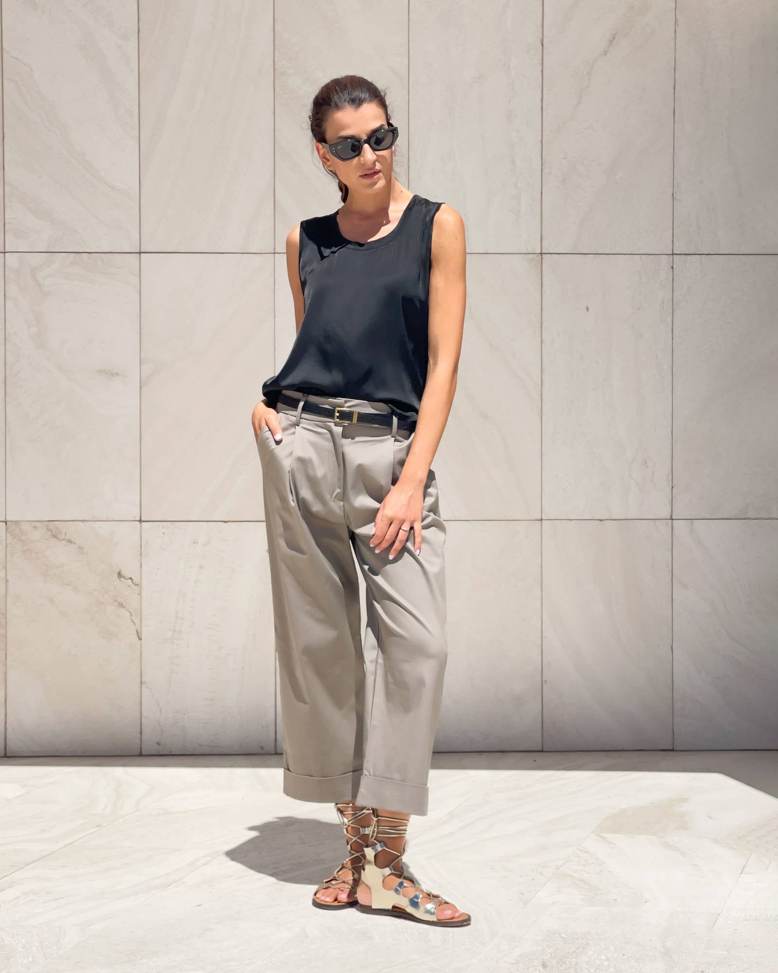 TOP SPALLA LARGA NORA IN SATIN NERO