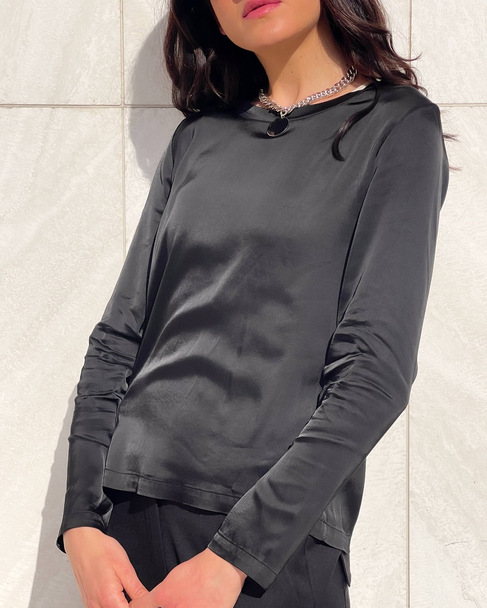 T-SHIRT SATIN NORA MANICA LUNGA NERO