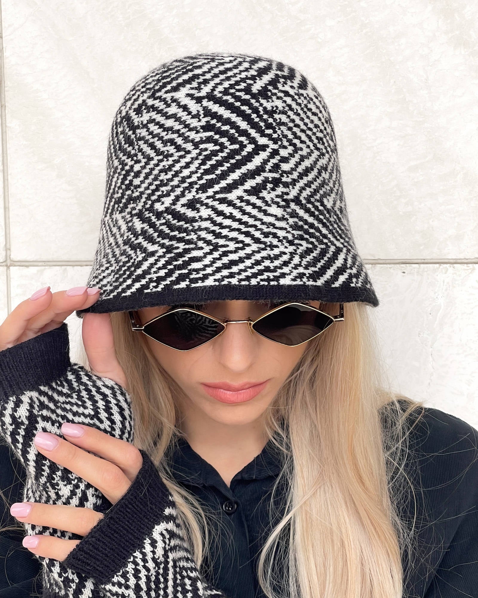 COPRICAPO CLOCHE SPINATO NERO