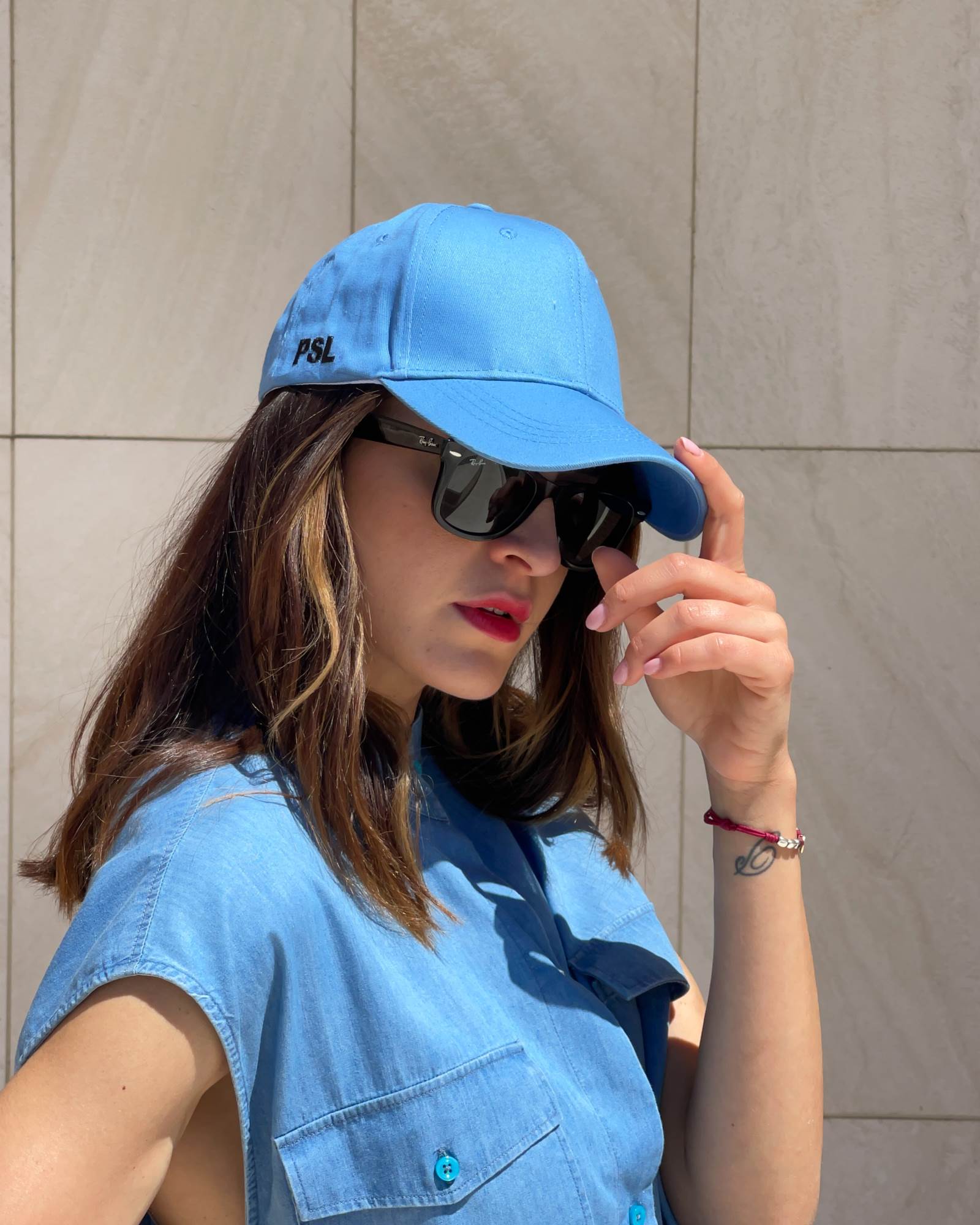 CAPPELLO CON VISIERA CELESTE