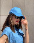 CAPPELLO CON VISIERA CELESTE
