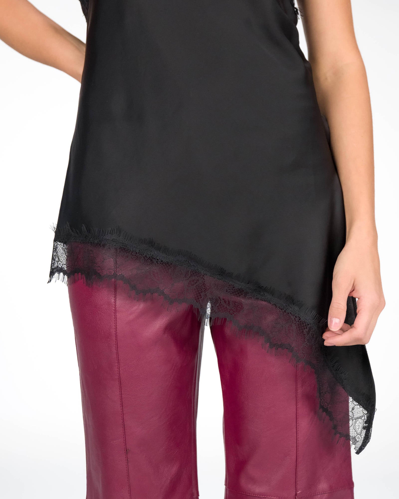 TOP ARIETE IN SATIN NERO