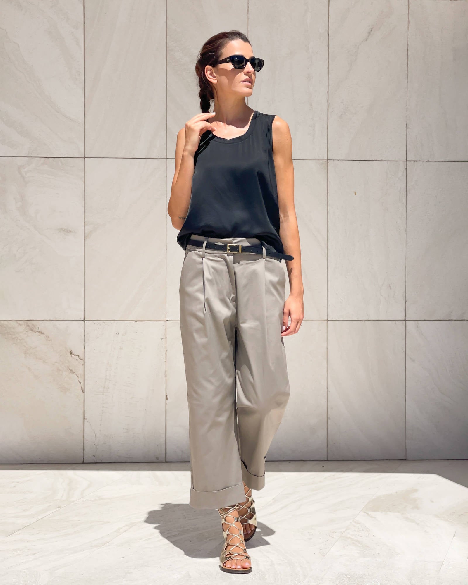 TOP SPALLA LARGA NORA IN SATIN NERO