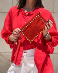 POCHETTINA CON BULLONI ROSSO