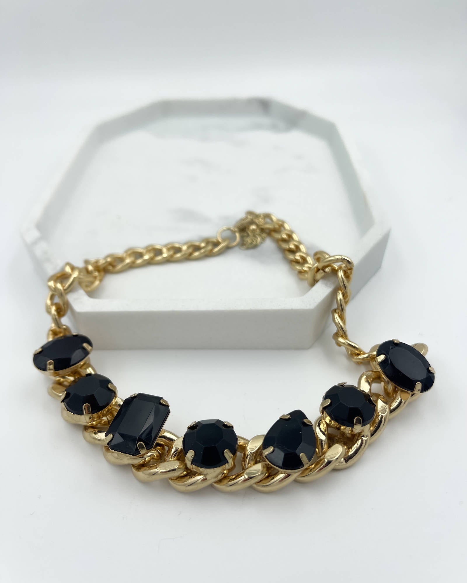 GIROCOLLO CON PIETRE NERE