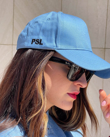 CAPPELLO CON VISIERA CELESTE