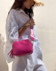 POCHETTE SOPHIA IN PELLE CON TRACOLLA OMAGGIO  FUCSIA